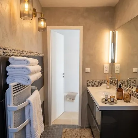 Maison Indépendante Climatisée à Deux Pas Des Plages, Confort Et Détente Assurés
